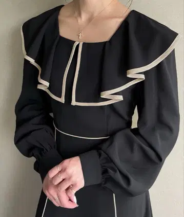 [ 새상품급 ] JUNOAH / 주노아 배색 파이핑 프릴 원피스