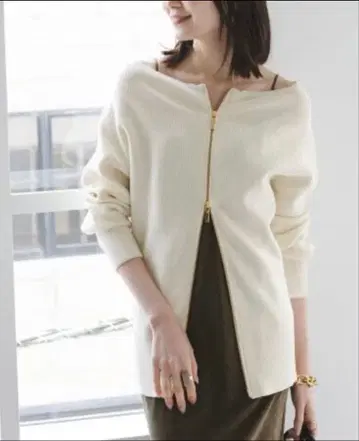 (새상품 택 포함) NOBLE 프론트 지퍼 보트넥 니트 아이보리