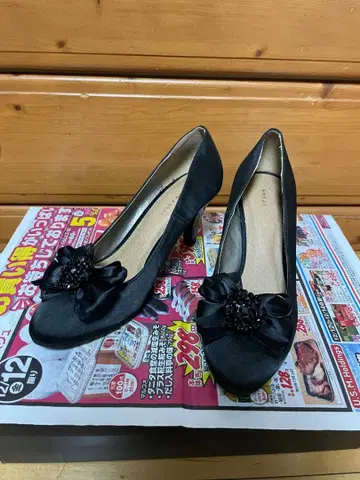 블랙 리본 장식 하이힐 펌프스