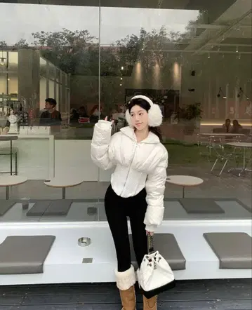 화이트 숏 다운 자켓