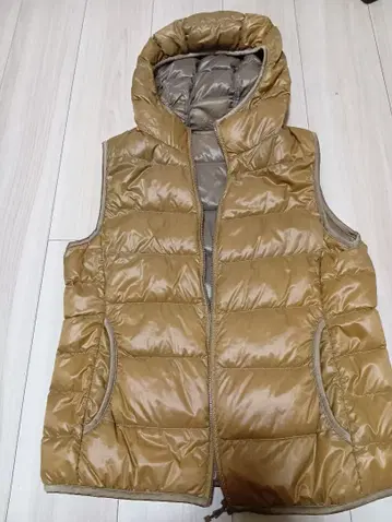 유니클로 베이지 후드 부착 다운 베스트