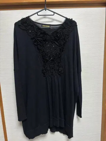 히로코 코시노 블랙 긴팔 상의 라메