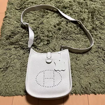 화이트 가죽 숄더백 H 로고 자수