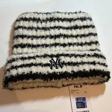 MLB Korea 니트 모자 고양이 귀 스트라이프 aespa 카리나 착용