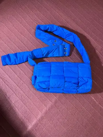 패딩 숄더백 파란색