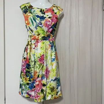 스트로베리 필드 컬러풀 꽃무늬 슬리브리스 무릎 기장 원피스 M