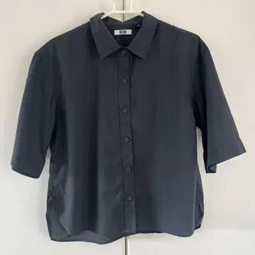 유니클로 다크 그레이 반팔 셔츠