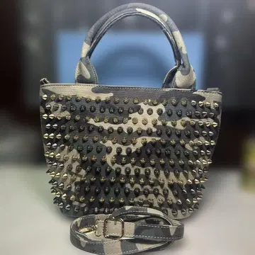 새상품급 D.KELLY 카모플라쥬 카모플라주 스터드 숄더백