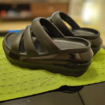 미사용 Crocs 블랙 통굽 스트랩 샌들