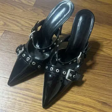 블랙 에나멜 스틸레토 샌들