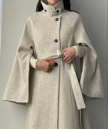 Louere 2way 슬릿 슬리브 하이넥 플레어 코트 아이보리 M