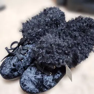 블랙 벨벳 퍼 장식 부티