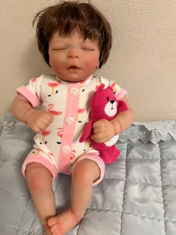 잠자는 얼굴의 리본 인형