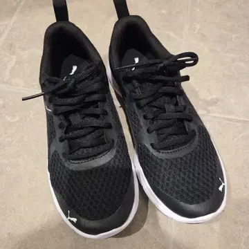 Puma 블랙 스니커즈 23.5
