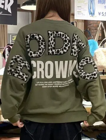 로데오 크라운 애니멀 인조 모피 아플리케 맨투맨 상의 카키