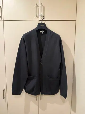 UNIVERSAL RESEARCH DOORS 다크 그레이 가디건