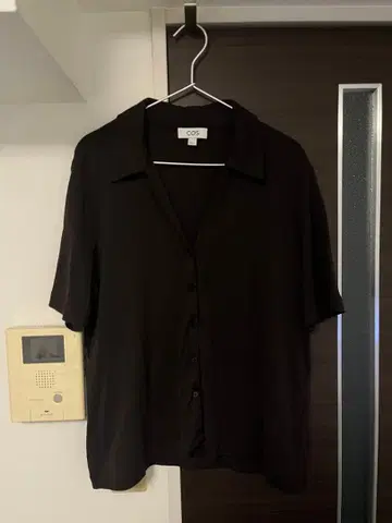 [ COS ] 25SS 반팔 셔츠 브라운