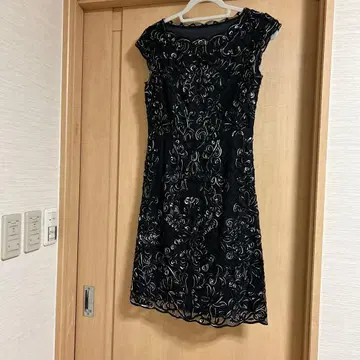 블랙 자수 슬리브리스 원피스