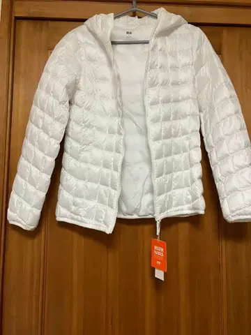 [유니클로] 화이트 퀼팅 다운 자켓 후드 부착