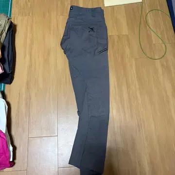 그레이 슬림핏 팬츠 로고 자수 오클리