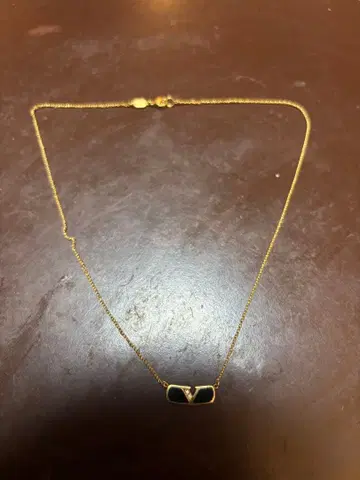 골드 V자형 펜던트 목걸이