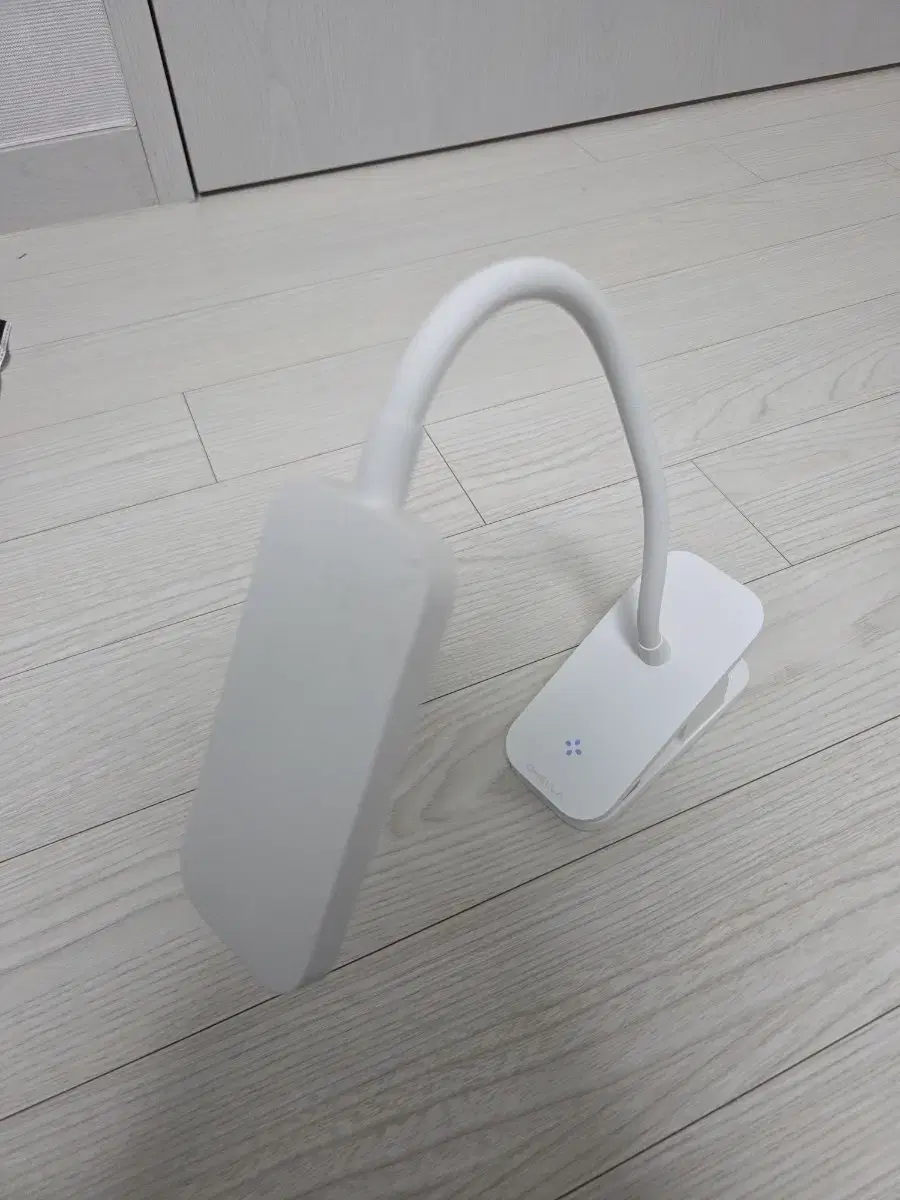 Oella Clamp LED Stand White