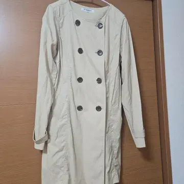 베이지 더블 브레스트 트렌치코트