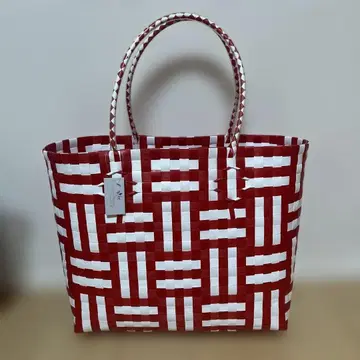 PP 소재로 가볍고 튼튼해요! 빨간색과 화이트 스트라이프 바스켓백
