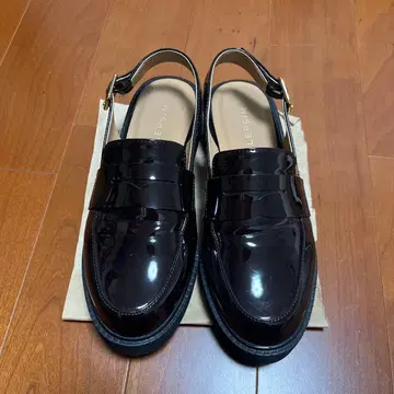 블랙 에나멜 로퍼 백 스트랩 포함