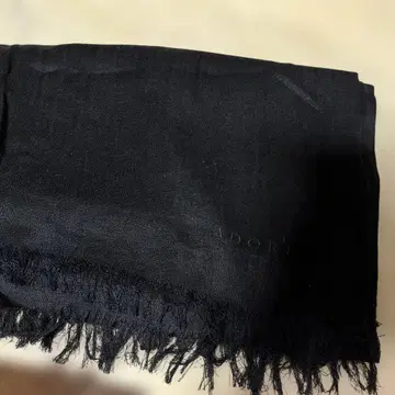 ADORE 블랙 프린지 스톨