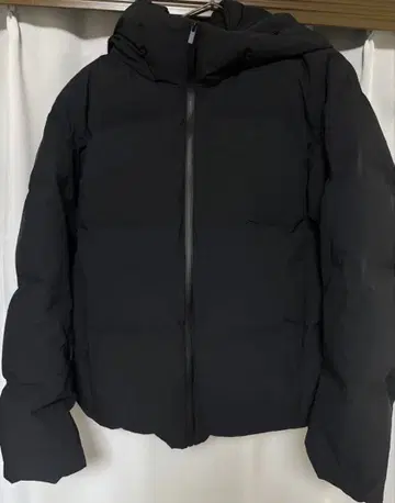 블랙 후드 부착 다운 자켓 숏 기장