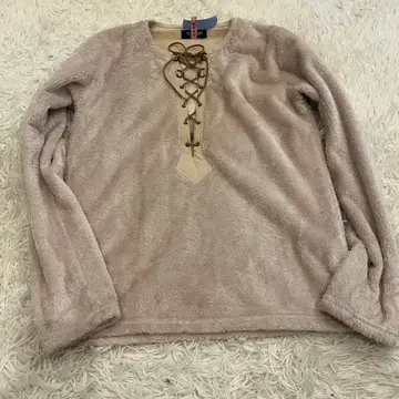 토네이도 마트 레이스업 베이지 레이스업 넥 상의 플리스