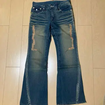 노브랜드 데미지 가공 부츠컷 데님