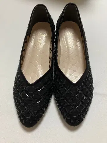 메탈루즈 스터드 장식 블랙 펌프스