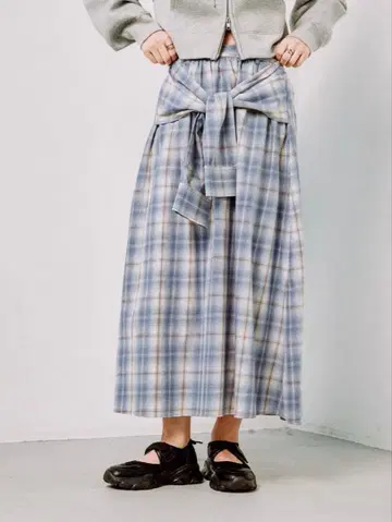 렙심 파랑과 화이트 체크 무늬 플레어 스커트