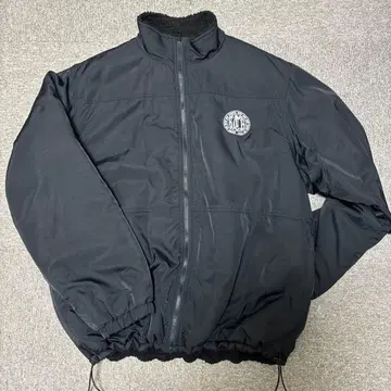 블랙 자수 로고 점퍼