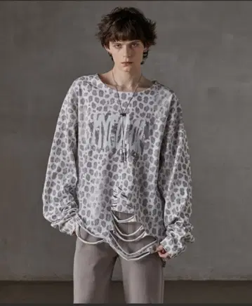 GRANCY 올 패턴 큐빅 그래픽 롱 T 화이트 S 완판템