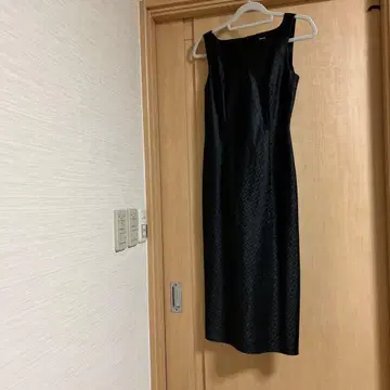 블랙 슬리브리스 무릎 아래 원피스