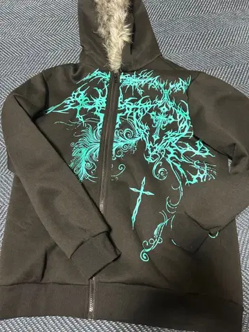 퍼가 달린 파란색 그래픽 후드티