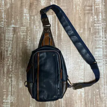 네이비 가죽 슬링백