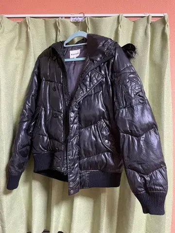 CONVERSE 블랙 후드 부착 다운 자켓