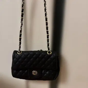 사선으로 멜 수 있는 블랙 퀼팅 숄더백