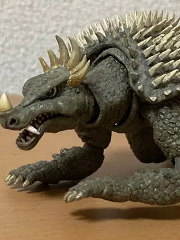 앙귈라스 리볼텍 피규어