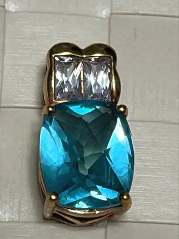 블루 토파즈와 큐빅 지르코니아 펜던트 탑