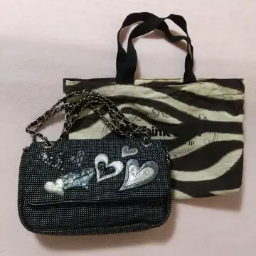 Think Bee! 비즈 장식 블랙 숄더백 하트 모티브