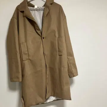 베이지 롱 코트 버튼 포함