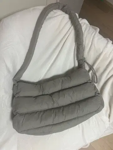 ZARA 그레이 숄더백 쿠션 디자인