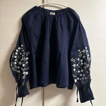 flower 럭키 부케 블라우스 네이비