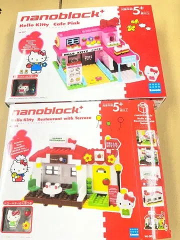 나노블록 플러스 헬로키티 핑크의 커다란 카페 테라스가 있는 레스토랑 2개