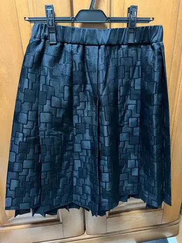 블랙 입체 패턴 플레어 스커트 [ LESTER: 레나운 ] 사이즈 40